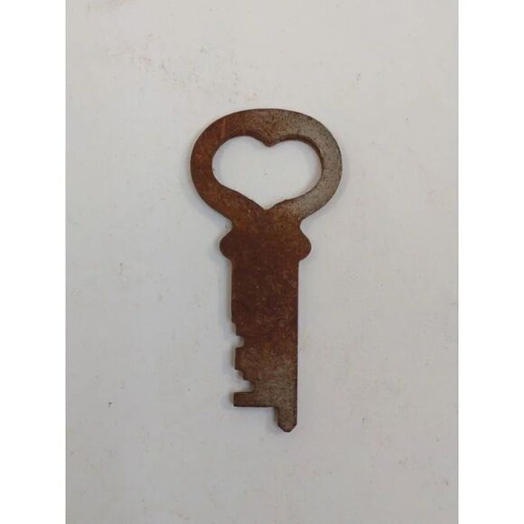 Vintage Flat Heart Key Steamer Trunk - Picture 2 of 10